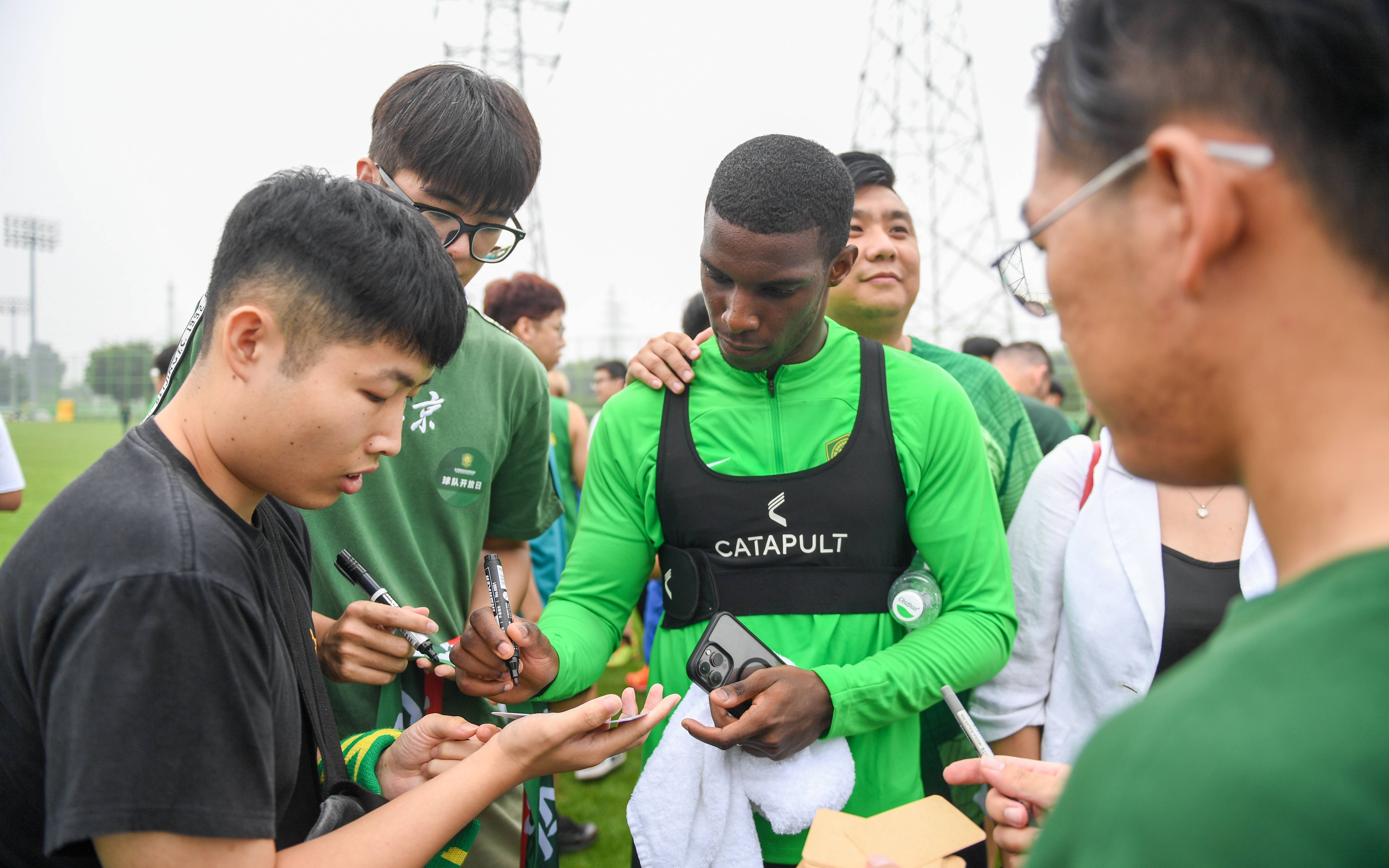 山东男篮训练开放日；转会期豪取连胜引欢呼；社区盾在即；阵容厚度经受考验的简单介绍